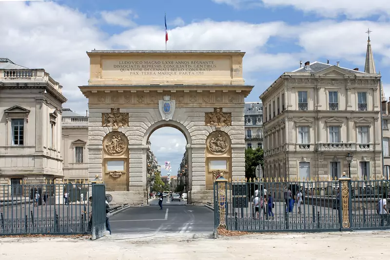 L'arc de triomphe du Peyrou à Montpellier, sous un ciel nuageux