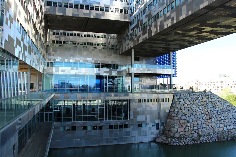 L'hôtel de ville de Montpellier, façade de verre et de métal