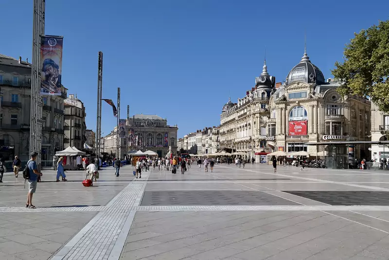 La place de la Comédie à Montpellier, l'Opéra au fond, sous un ciel bleu