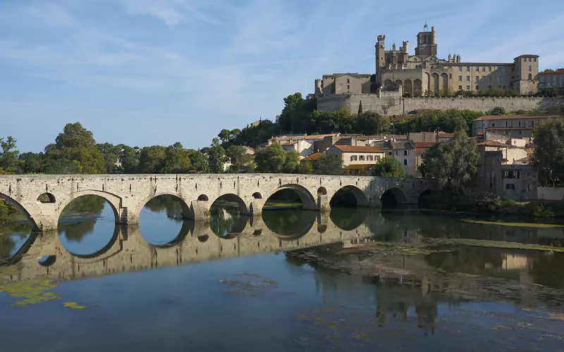 Le Pont Vieux sur l'Orb et la cathédrale Saint-Nazaire, à Béziers